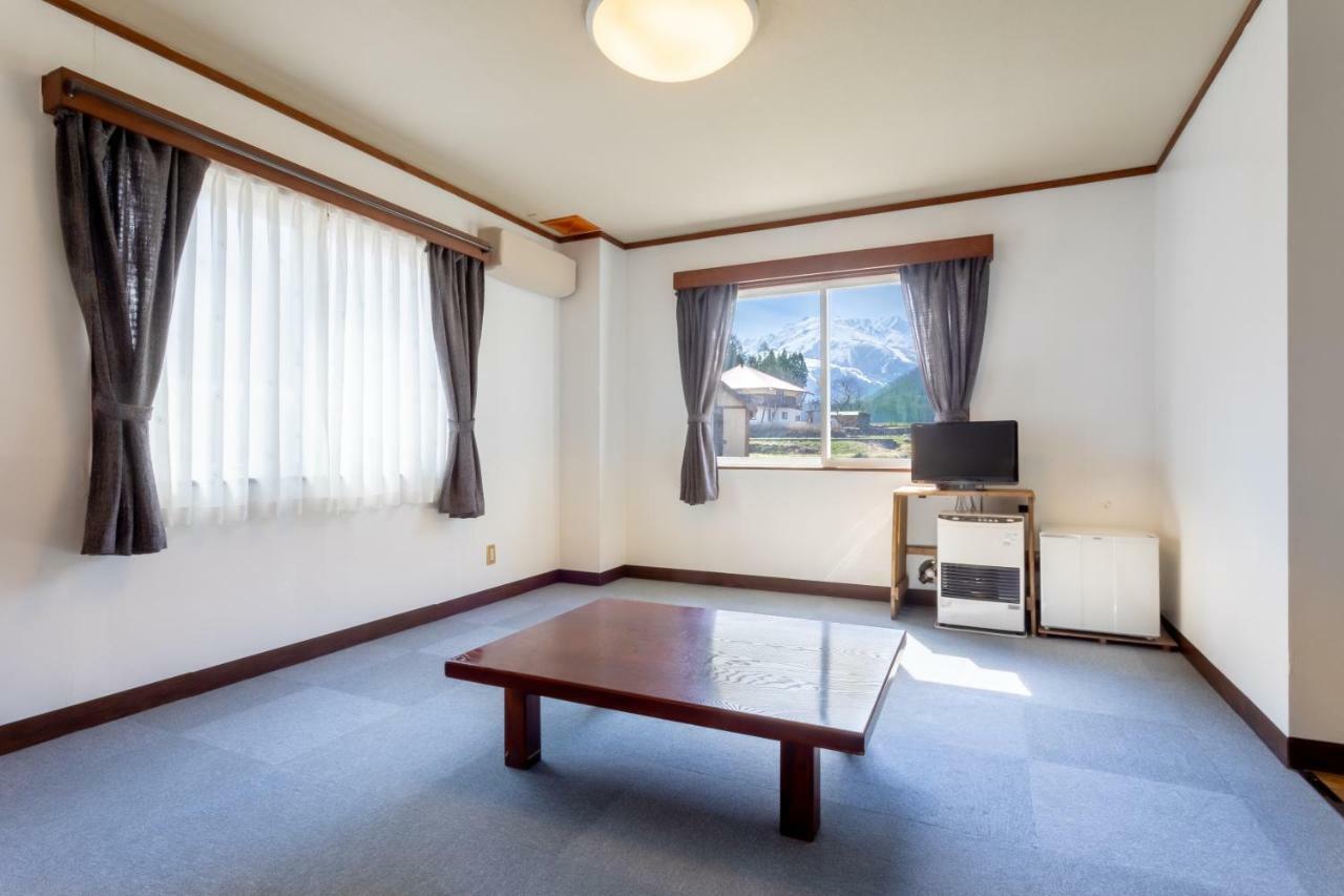 Community House Tyrolien Hotel Hakuba Eksteriør billede